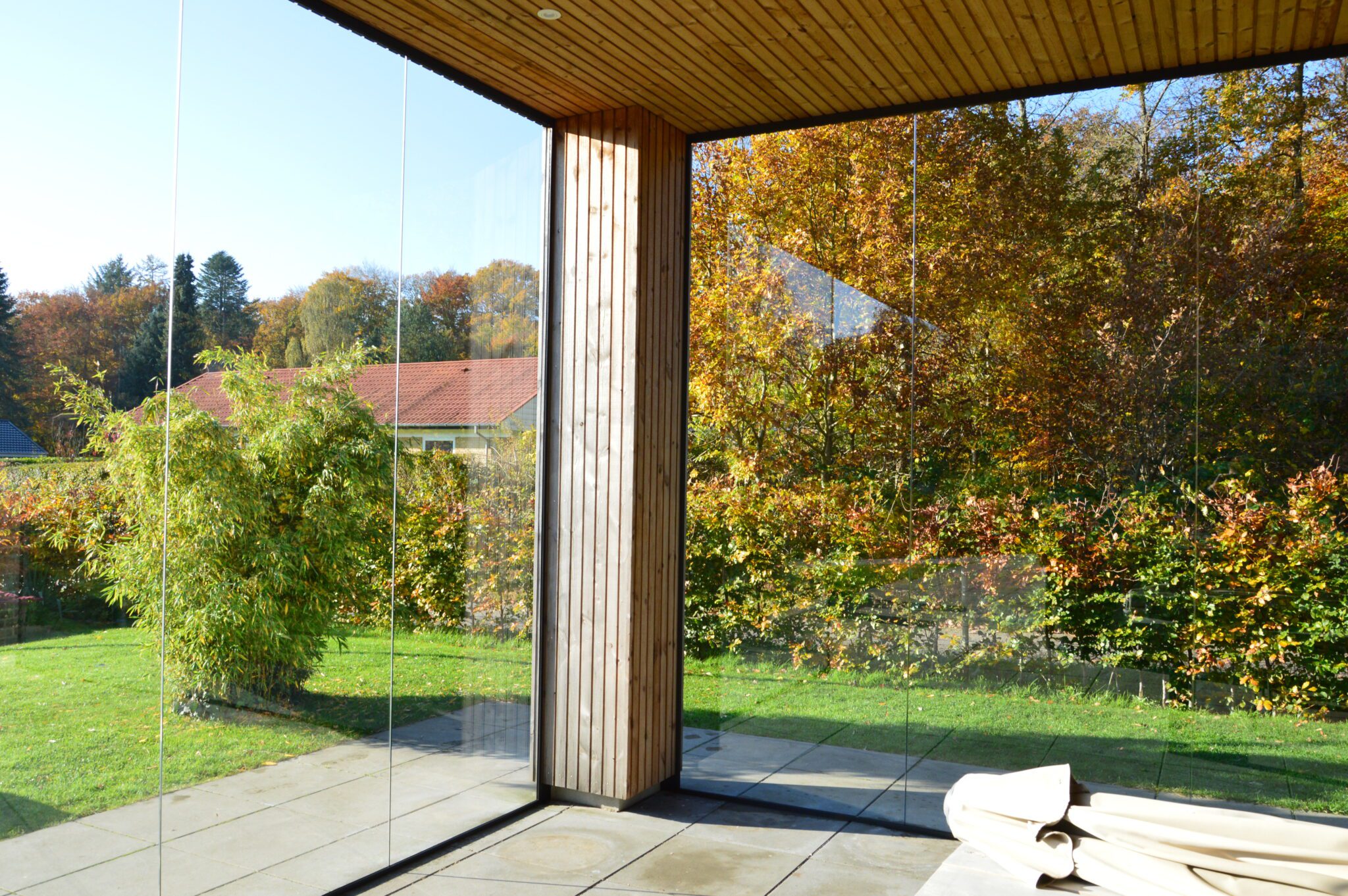 terrasse med glasvægge